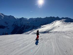 Ferienwohnungen Hechenblaikner في Maurach: شخص يتزحلق على جبل مغطى بالثلج
