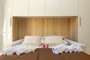 ein weißes Bett mit Handtüchern darüber in der Unterkunft STAR Suite, Malpensa - Rho Fiera Milano 15 min in Legnano