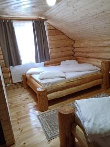 Un pat sau paturi într-o cameră la Cabana Colț De Munte