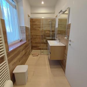 VerzuoloにあるB&B Casa Lillaのバスルーム(シャワー、トイレ、シンク付)