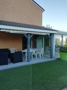 Κήπος έξω από το Maison calme avec piscine et vue imprenable.