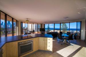 cocina con vistas a la sala de estar en Warringa Surf Holiday Apartments, en Gold Coast