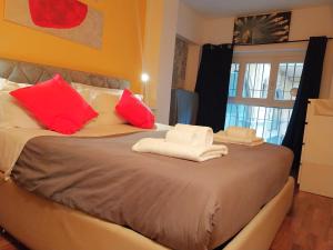 米蘭的住宿－市中心大教堂公寓，一张配有红色和黄色枕头的床