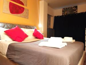米蘭的住宿－市中心大教堂公寓，一间卧室配有红色和白色枕头的床