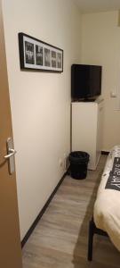 Zimmer mit einem Bett und einem Flachbild-TV in der Unterkunft chambre moderne en campagne in Le Calvaire