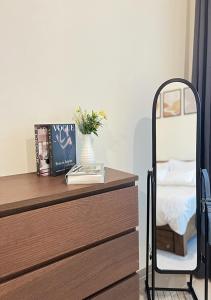 Ένα ή περισσότερα κρεβάτια σε δωμάτιο στο Lake View 1BR Apt Balcony & Near DMCC Metro +20 φωτογραφίες