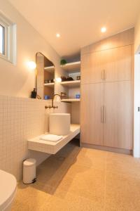 ein Bad mit einem Waschbecken und einem WC in der Unterkunft Lakes Edge Villa 2 in Wilyabrup