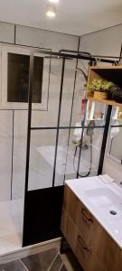 eine Küche mit einer weißen Theke und einem Waschbecken in der Unterkunft chambre moderne en campagne in Le Calvaire