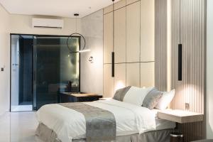 a bedroom with a large bed and a glass wall at شاليهات لفيف الفندقية in Al Madinah