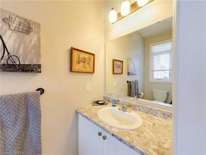een badkamer met een wastafel en een spiegel bij Perfect Family Home in Collins Bay