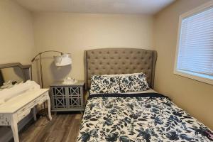een kleine slaapkamer met een bed en een wastafel bij Perfect Family Home in Collins Bay