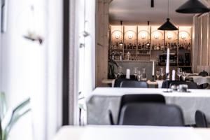 un restaurant avec des tables et des chaises ainsi qu'un bar dans l'établissement Altstadthotel Eibsen, à Otterndorf