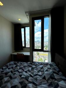 - une chambre avec un lit et une grande fenêtre dans l'établissement Apartament Bangkok - On Nut, à Bangkok