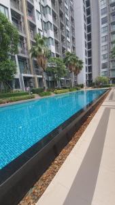 una grande piscina al centro di un edificio di Apartament Bangkok - On Nut a Bangkok