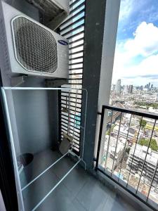 un balcone con aria condizionata in un edificio di Apartament Bangkok - On Nut a Bangkok