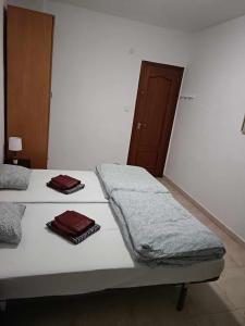 um quarto com 2 camas e toalhas em Paloma-habitacion del piso em Alicante