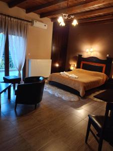 1 dormitorio con 1 cama, mesa y sillas en Hotel Edem, en Kato Loutraki