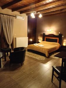 1 dormitorio con 1 cama, escritorio y sillas en Hotel Edem, en Kato Loutraki
