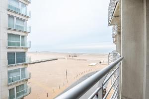 - une vue sur la plage depuis le balcon d'un bâtiment dans l'établissement SeaView with style, à Ostende
