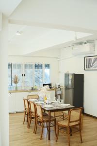 Un comedor con una mesa y sillas en una cocina. en Private Full-Floor Spacious 5BR in China Town, en Bangkok