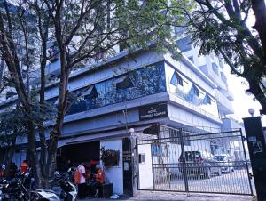KurlaTerminus Square的一座建筑,里面的人站在外面