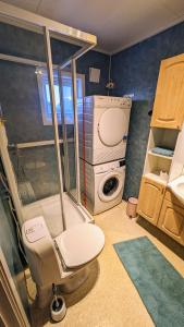 a bathroom with a toilet and a washing machine at Villa Lyngenfjord in Olderdalen