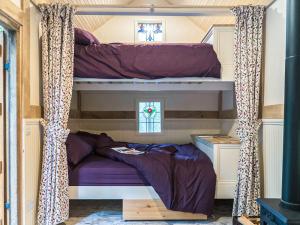 two bunk beds in a tiny house at Jacobs Folly-qu7115 in Melton Constable