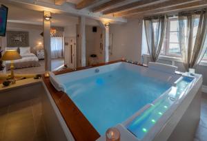 bañera grande en el centro de la sala de estar en CHARME AU FIL DE L'EAU, en Vendières