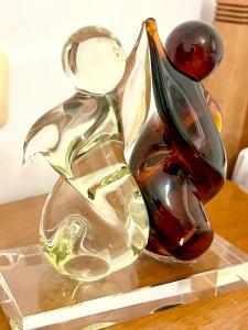 twee glazen vazen bovenop een tafel bij Hajdini Apartament in Sarandë