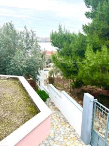 een balkon met een wit hek en bomen bij Hajdini Apartament in Sarandë