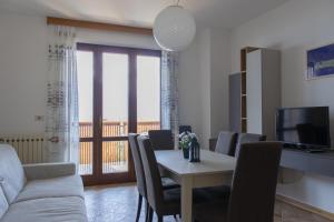 un soggiorno con tavolo e divano di Residence Miravalle a Limone sul Garda