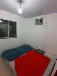 1 dormitorio con 1 cama y aire acondicionado en la pared en Paulo Afonso BA Capitalbda Energia e do turismo en Paulo Afonso