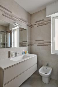 Baño blanco con lavabo y aseo en Cicolombo, en Santo Stefano al Mare