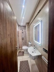 y baño con lavabo blanco y aseo. en Luxury Apartment in the center of Gueliz Marrakech, en Marrakech