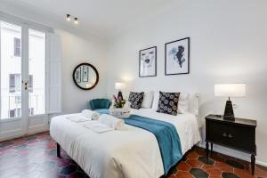 una camera da letto con due letti e uno specchio di Klioos Apartment Testaccio a Roma