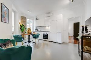 uma cozinha e sala de jantar com mesa e cadeiras em Klioos Apartment Testaccio em Roma