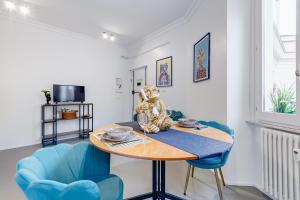 um quarto com uma mesa com um ursinho de peluche em Klioos Apartment Testaccio em Roma