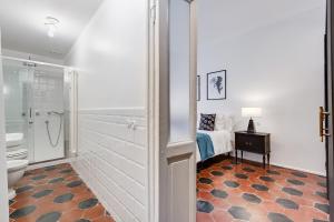 bagno con letto, doccia e servizi igienici di Klioos Apartment Testaccio a Roma Altre 9 foto