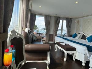 Pokój hotelowy z łóżkiem i krzesłem w obiekcie Halong AQUAR CRUISE w Ha Long