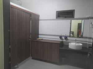 uma casa de banho com um lavatório e um espelho em Homstay A Hến 