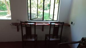 ミリッサにあるRainbow mountain villaの窓際の椅子3脚付テーブル