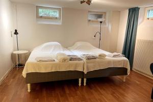 1 dormitorio con 1 cama con toallas en Limhamn city-ocean en Limhamn