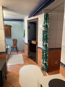 uma casa de banho com um espelho e um quarto com uma cadeira em Limhamn city-ocean em Limhamn
