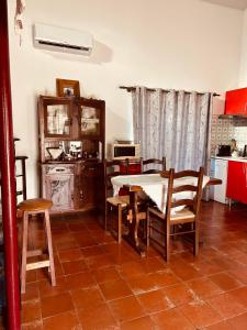 kuchnia ze stołem i krzesłami w pokoju w obiekcie Mãe Home Carril w mieście Caldas da Rainha