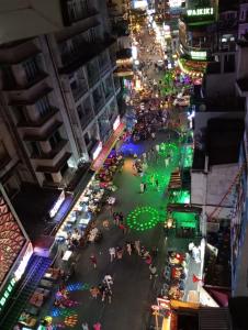 una vista in alto su una strada trafficata di notte di Meraki Hotel ad Ho Chi Minh