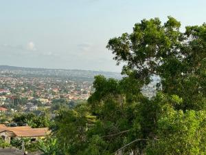 uitzicht op een stad vanaf de top van een boom bij Calm Hillside Swimming Pool Villa Apartment in Accra