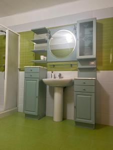 y baño con lavabo y espejo. en Salento b&b Trepuzzi, en Trepuzzi