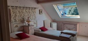 una camera con due letti e una finestra di Résidence Costallat a Bagnères-de-Bigorre