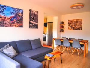 sala de estar con sofá azul y mesa en Alojamiento Rural Los Hacheros, en Tragacete