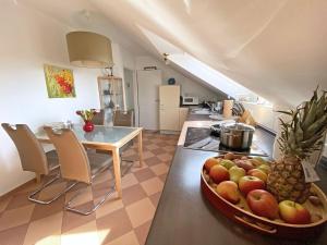 a kitchen with a bowl of fruit on a counter at Ferien am Königshof in Georgsmarienhütte
